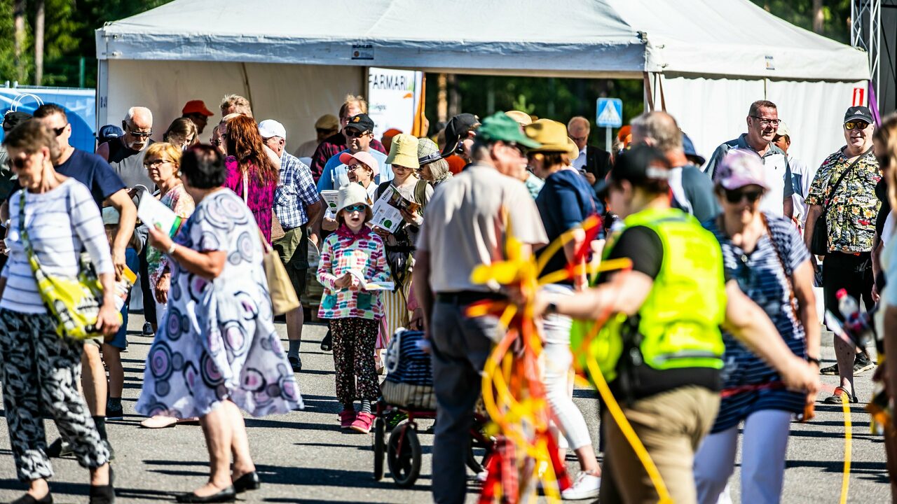 Ihmisiä Farmarin portilla